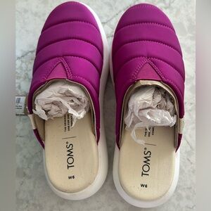 Tom’s Alpargata mallow mule in dark fuchsia. Nwt. Size 6